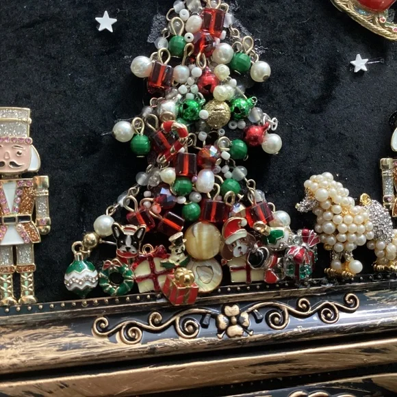 Hand crafted Christmas tree vintage upcycled jewelry art framed mantelpiece - Picture 3 of 8